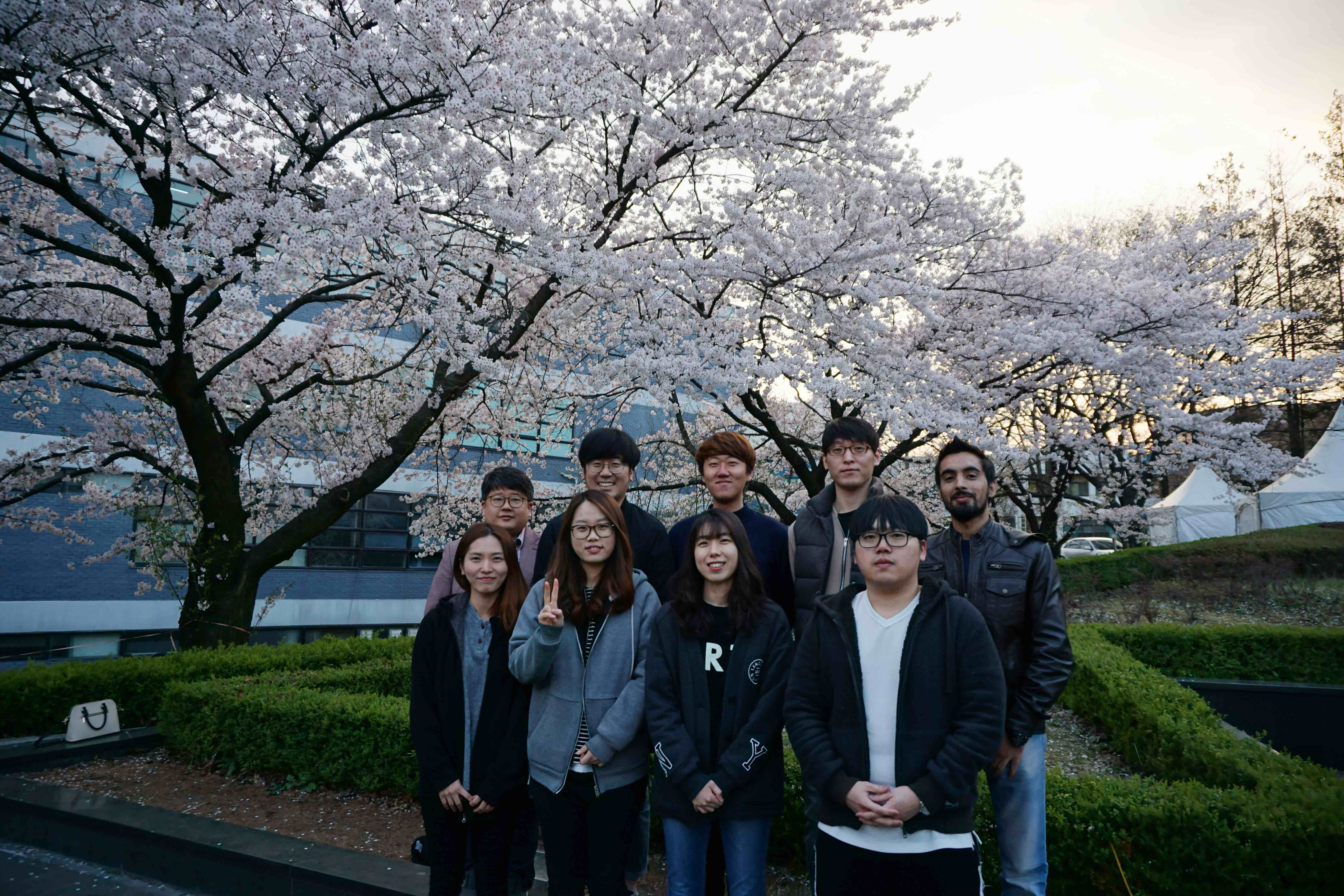 2017년%204월%20도서관%20앞